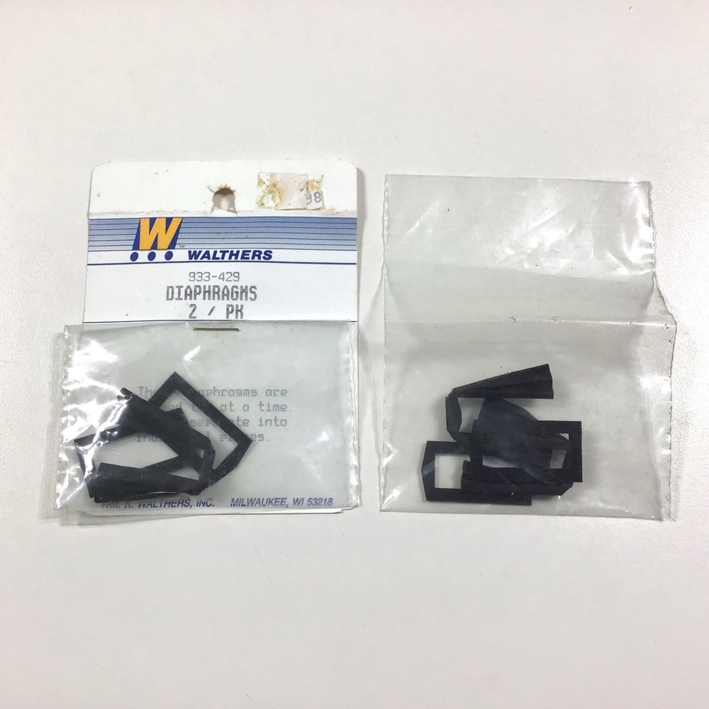 Walthers HO Scale Diaphragms Passenger Train Car Detail Parts Two 2Pks 933-429